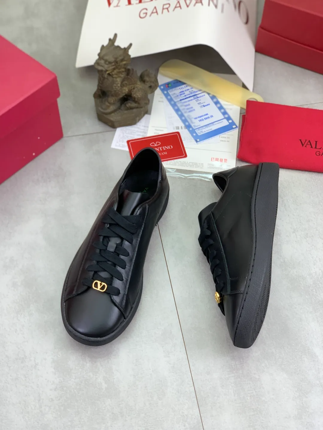 Men's men's shoes 💰P520 New style 💰 Top version Valentino Valentino 25/ Royco series Cherry 🍒Couple style Casual sneakers White shoes Original purchase and development Production Classic and timeless low-top sneakers outline a lazy silhouette, supplemented by low-key and restrained brand details, evolved into a must-have item in the wardrobe, comfortable and versatile!  ✔️Fabric: Original customized first-layer cowhide ✔️Inner lining: Imported breathable sheep lining ✔️Sole: Original molded anti-slip rubber material ✔️Size: 38-45